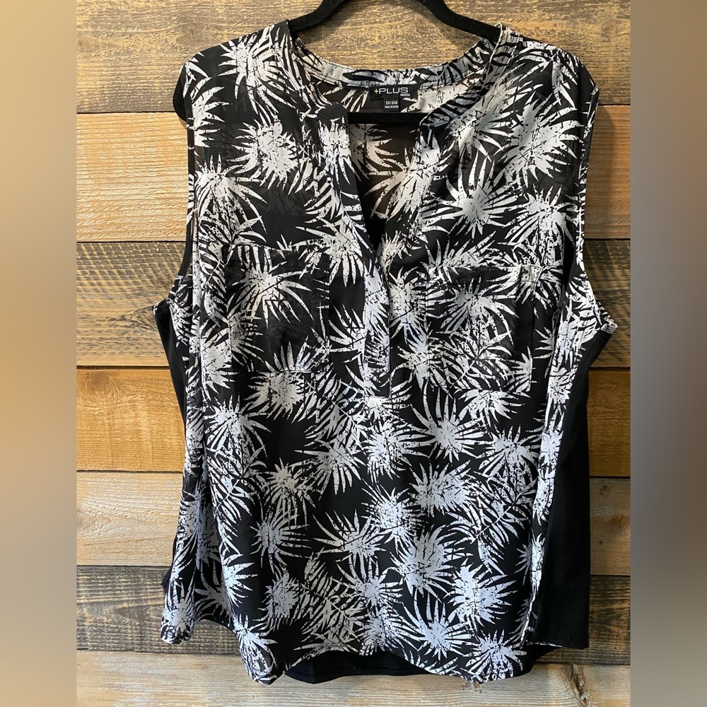 NWOT Moda Plus Women's Sleeveless Blouse Black and White Size 3X